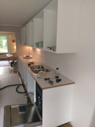 Pågående köksmontering med stommar på plats